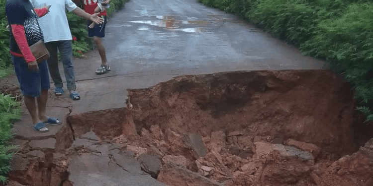 afkalving op de weg naar West-Suriname gat straat weg