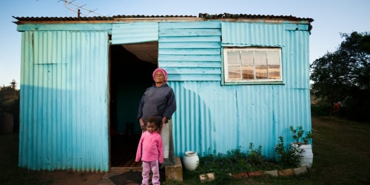 armoede geld gezin familie huis woning moeder dochter kind