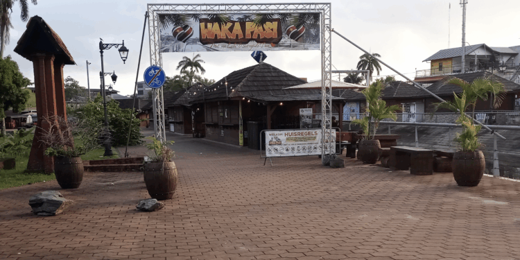 paramaribo suriname waka pasi waterkant palmentuin