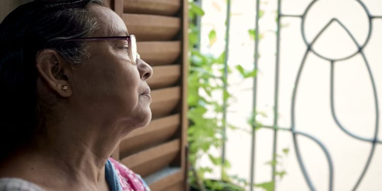 vrouw oma senior eenzaam alleen verdriet tranen depressief bejaard