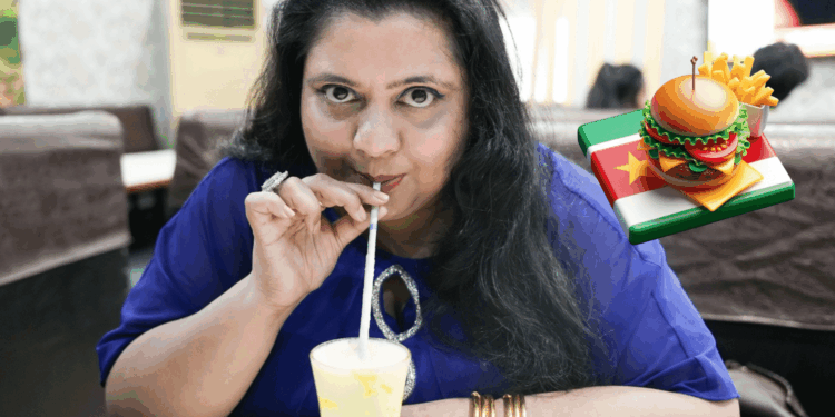 vrouw restaurant fastfood eten drinken