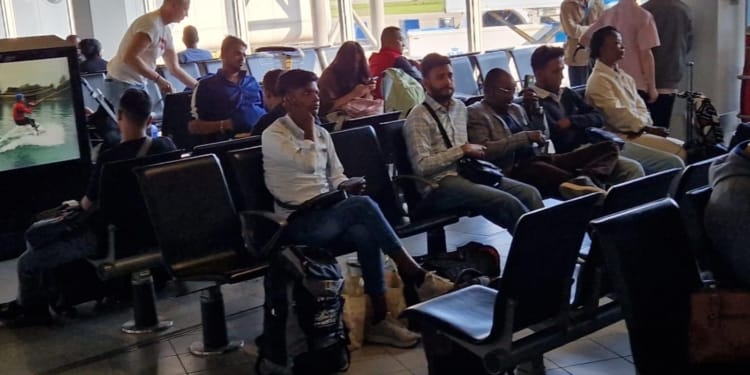 indiers op zanderij luchthaven