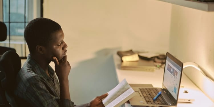 man jongen lezen studeren student laptop werk