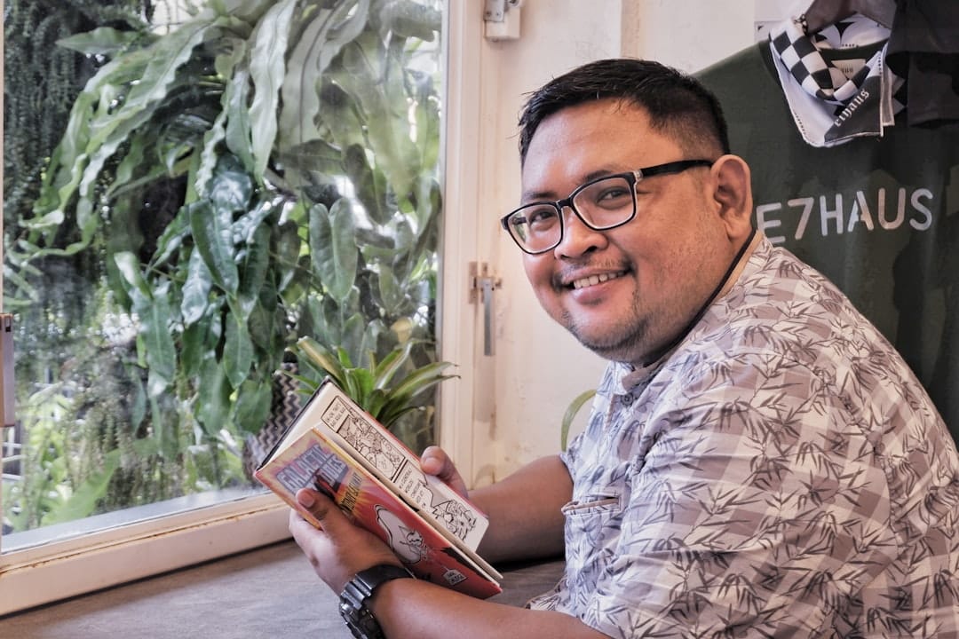 man lezen boek leren studeren