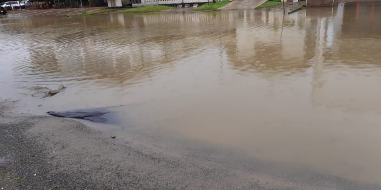 suriname regenval paramaribo straat onderwater overstroming