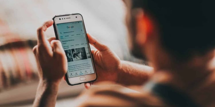telefoon smartphone lezen social media mobiel