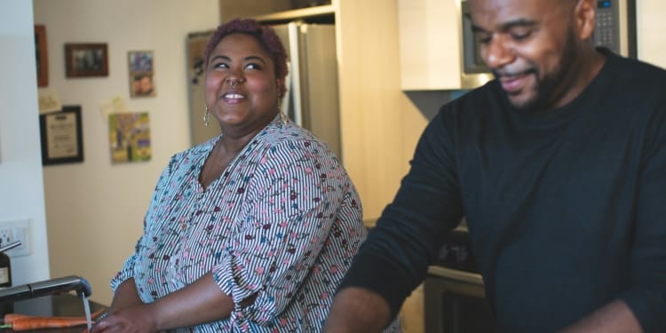 man vrouw stel keuken koken eten