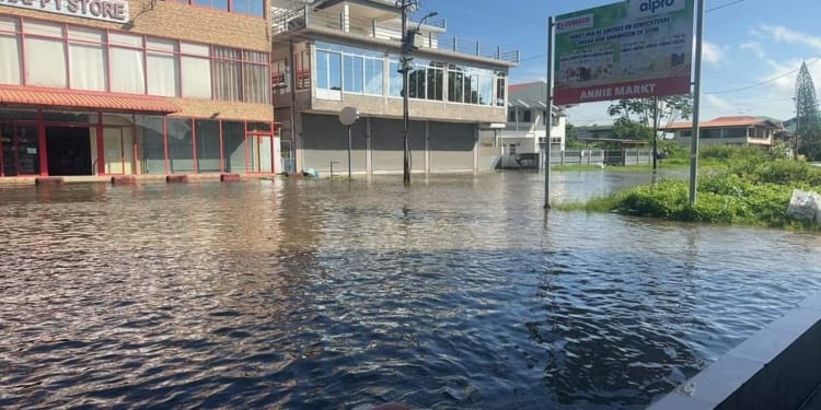 ondernemer yang wateroverlast paramaribo onderwater