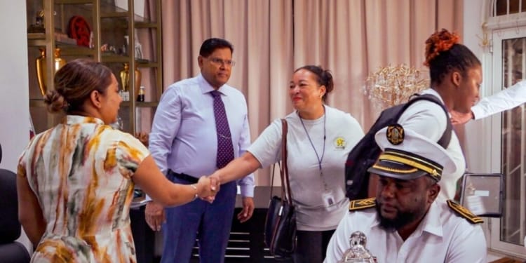 Huishouden president Santokhi als eerste geteld bij start Volkstelling