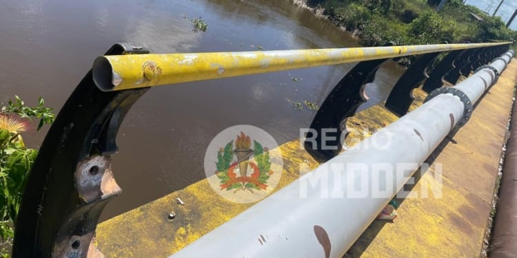 railbuizen weggedragen bij brug