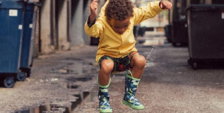 Illustratie foto kind speelt op straat