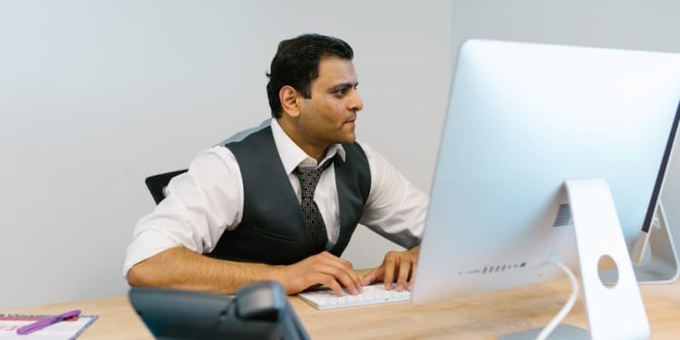 man kantoor computer werk