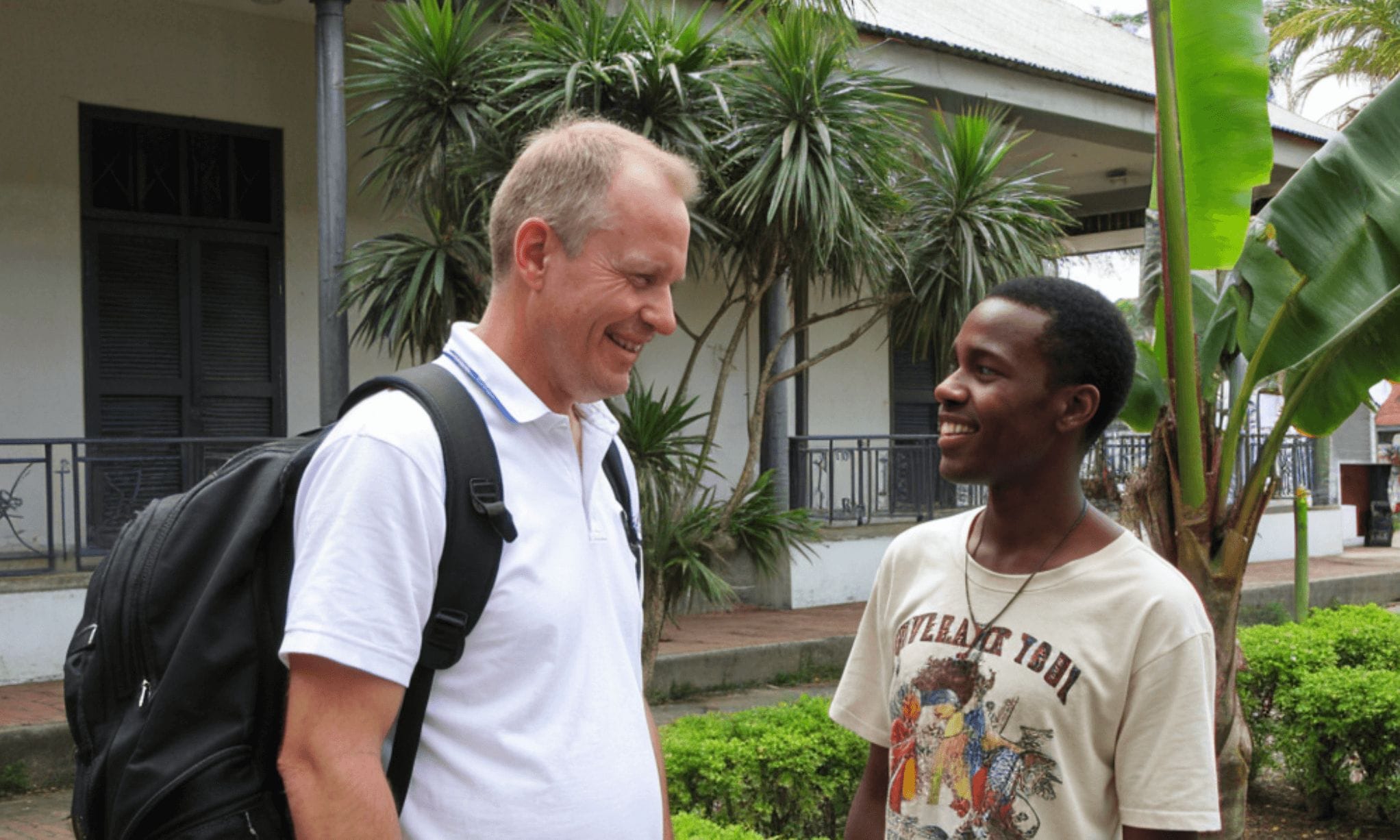 man toerist nederlander in suriname reiziger