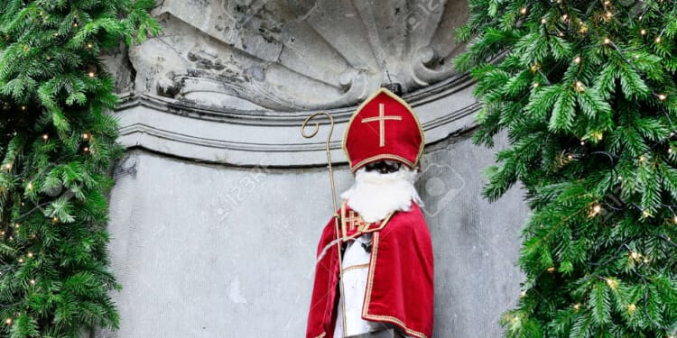 34546972-brussels-belgium-december-6-2014-manneken-pis-received-costume-of-saint-nicolas-in-day-of-parade