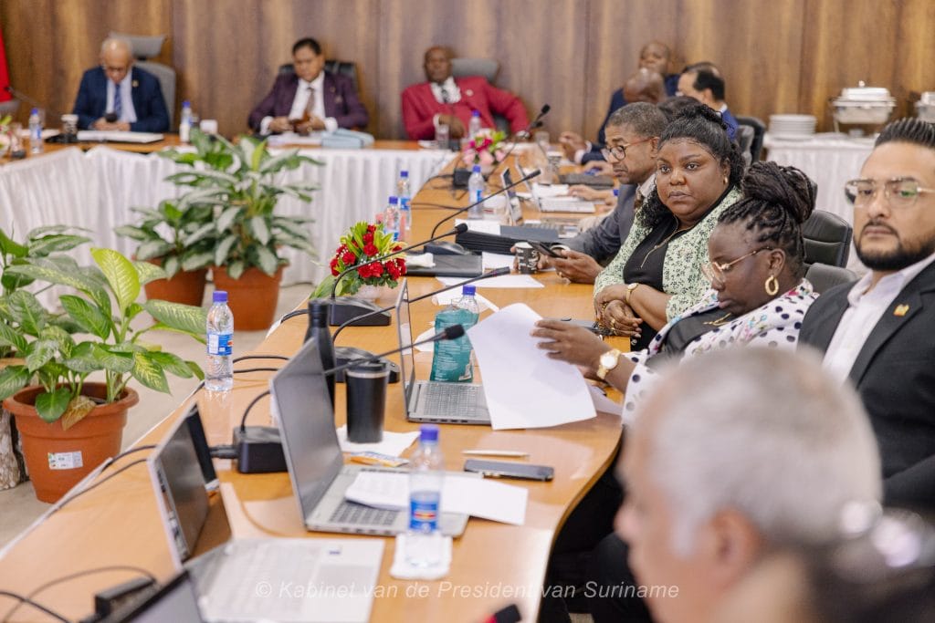 surinaamse regering president ministers