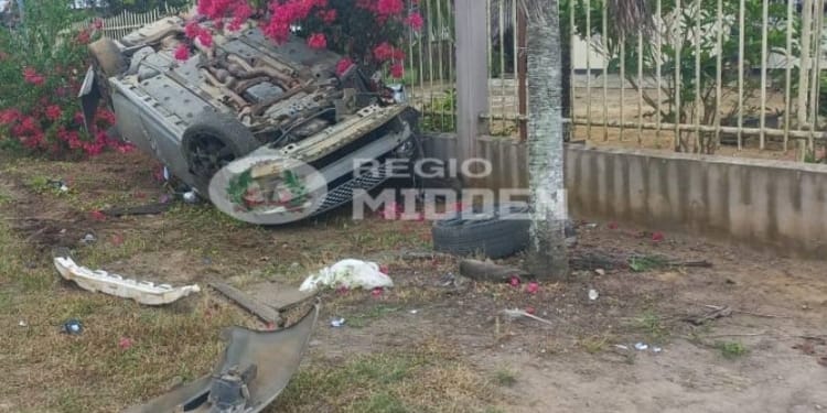 auto over de kop verkeetrsongeval