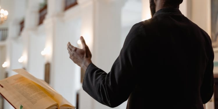 priester pastoor geestelijke kerk