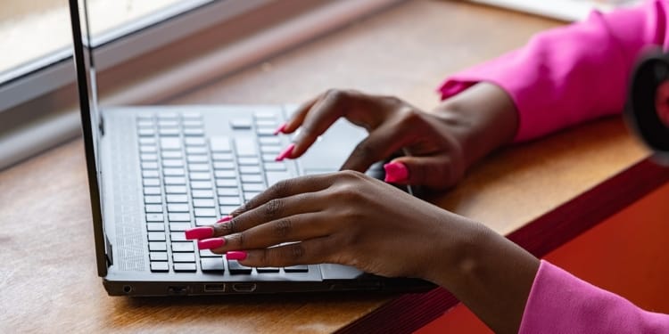 vrouw werken computer laptop nagels