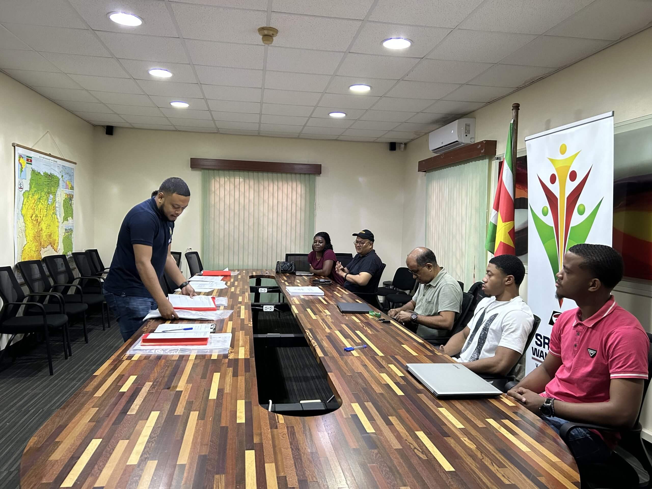 Foto Politieke organisaties controleren specimina RR-stembiljetten