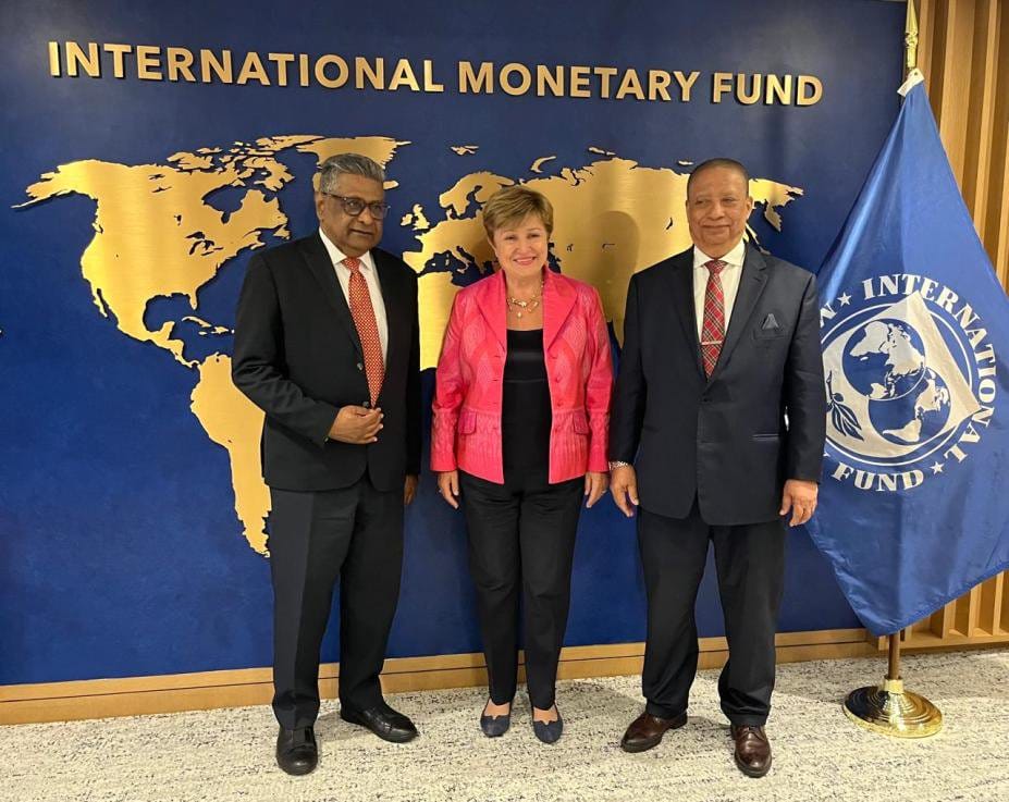 Minister Raghoebarsing van Financiën en Planning- Mevr Georgieva van het IMF en Governor Roemer van de Centrale Bank van Suriname op het IMF hoofdkantoor in Washington DC