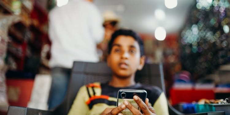 kind telefoon jongen