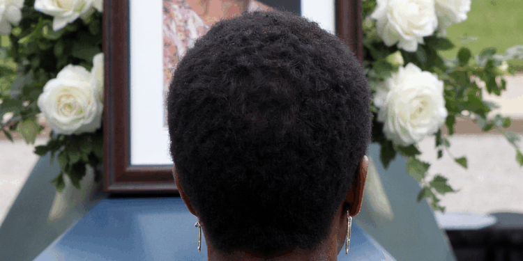 vrouw begrafenis kist dood